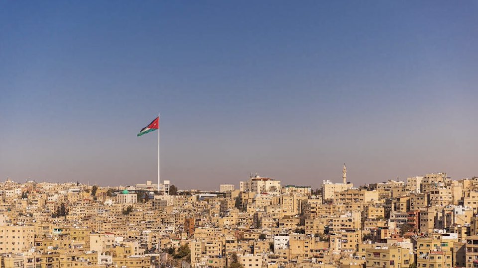 Gebäude in der Hauptstadt von Jordanien mit Landesflagge