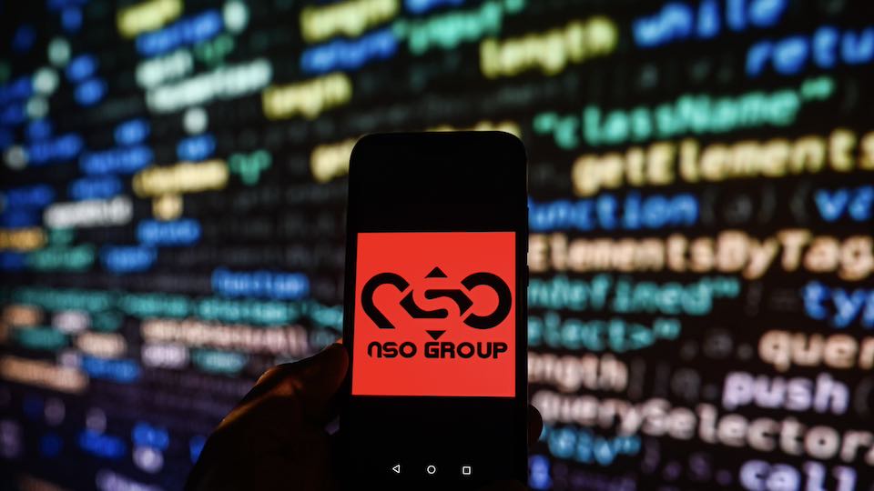 NSO-Logo auf einem Smartphone