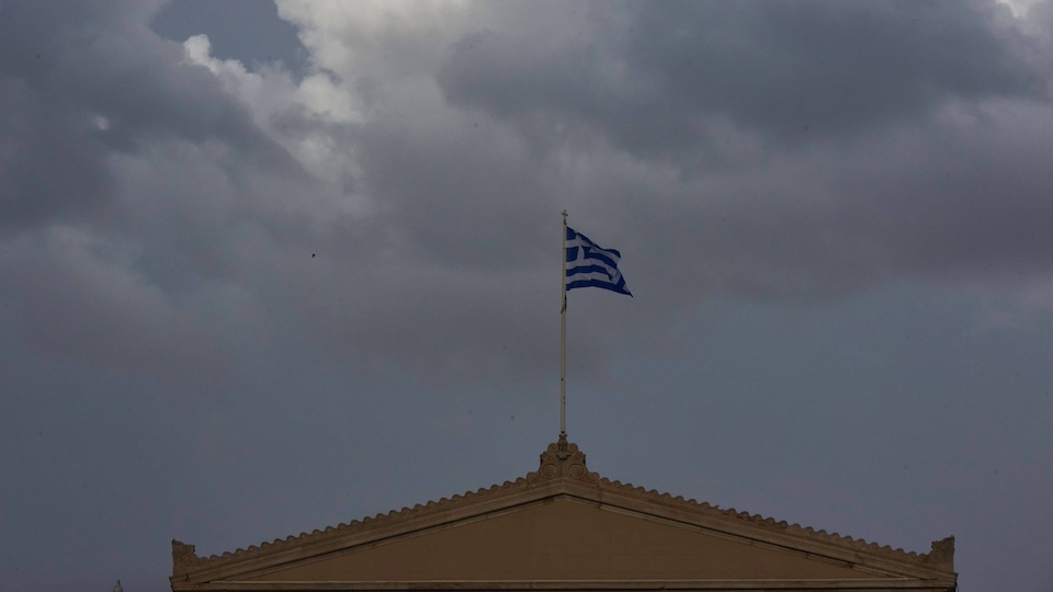 Wolken über dem griechischen Parlamentsgebäude