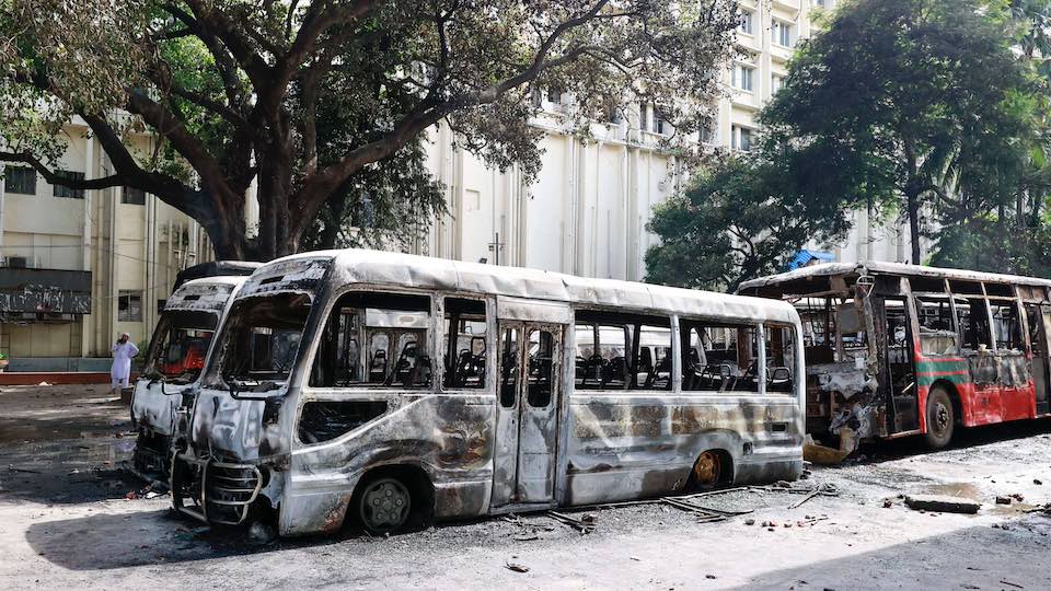 Ausgebrannte Busse in Dhaka