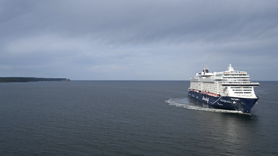 Kreuzfahrtschiff von TUI auf dem Meer