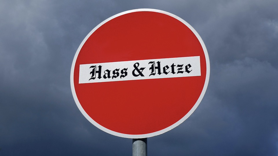 Verkehrsschild mit Schriftzug Hass und Hetze