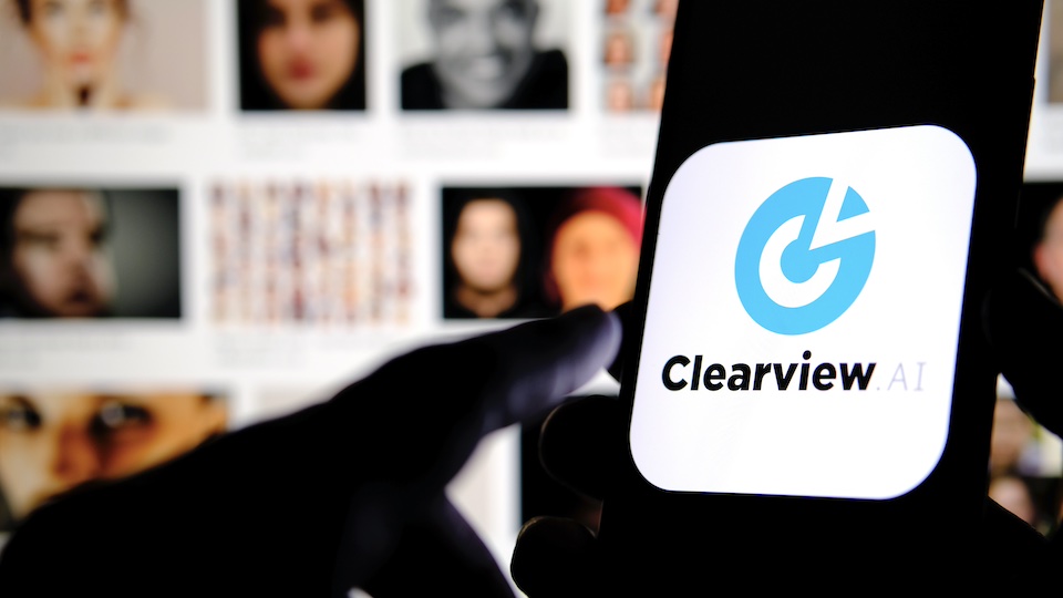 Logo de Clearview sur un écran