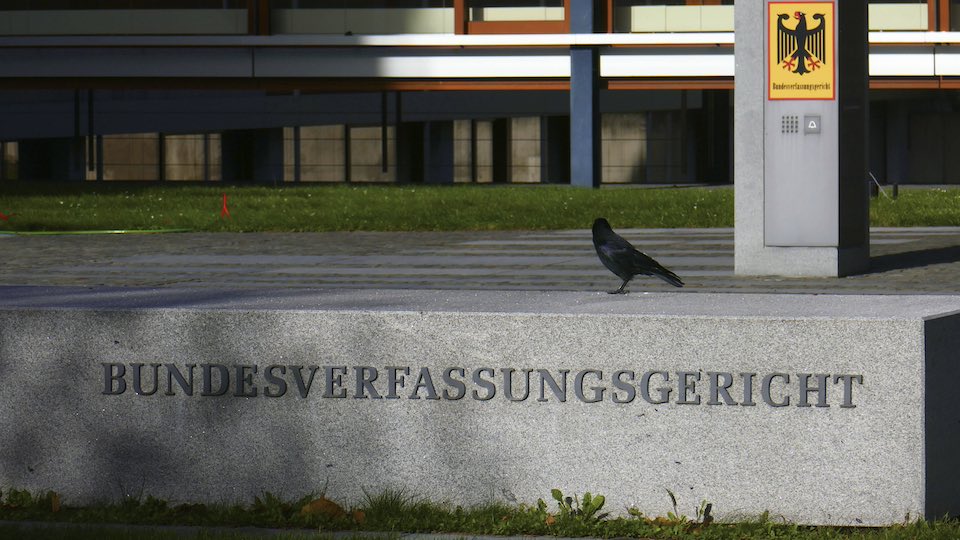 Bundesverfassungsgericht in Karlsruhe mit Rabe