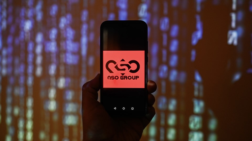 NSO-Logo auf einem Smartphone